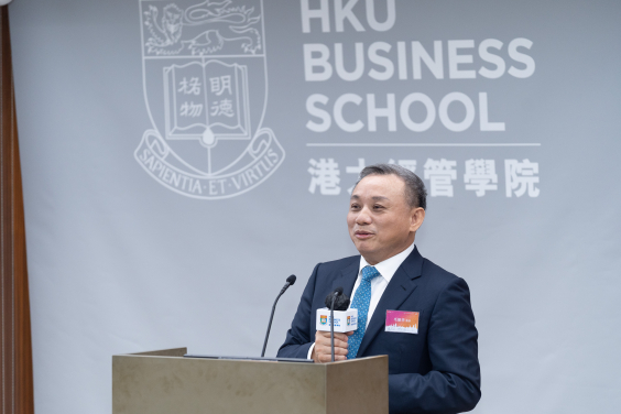 港大經管學院經濟學實務教授、香港特首政策組專家毛振華教授發表主題報告。